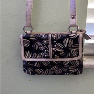 🖤black relic bag with white and tan flowers🖤